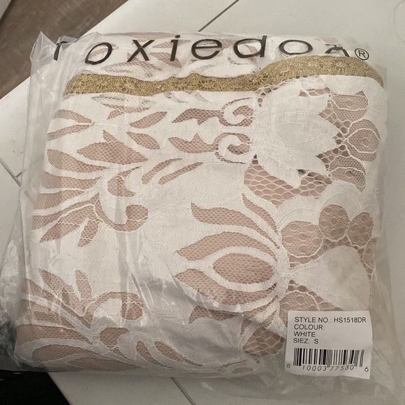 NEW FOXIEDOX LACE OVERLAY MAXI DRESS WHITE METALLIC GOLD EYELASH HEM | Small - Picture 17 of 17